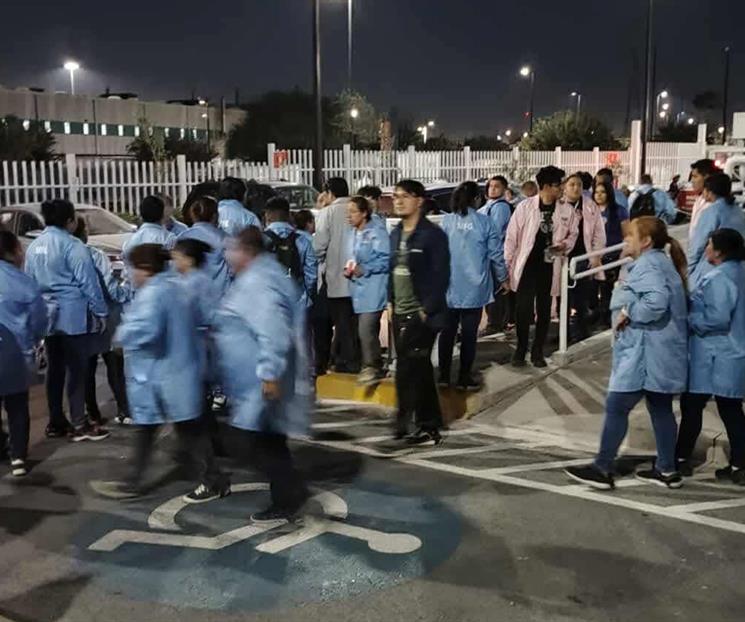 Evacuan a 500 trabajadores de empresa Evacuan a 500 trabajadores de empresa