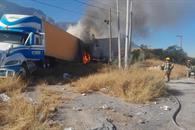 Impacta tráiler sin frenos varios postes Impacta tráiler sin frenos varios postes