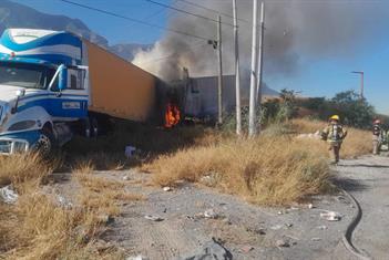 Fallan los frenos a tráiler y derriba postes de la CFE Fallan los frenos a tráiler y derriba postes de la CFE