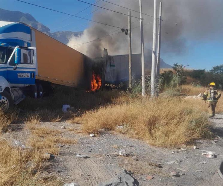 Fallan los frenos a tráiler y derriba postes de la CFE Fallan los frenos a tráiler y derriba postes de la CFE