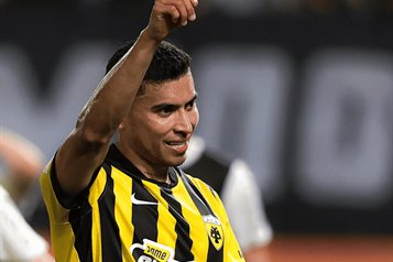Anota Orbelin y gana el AEK en el futbol griego