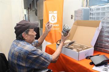 Entregan equipamiento a artesano