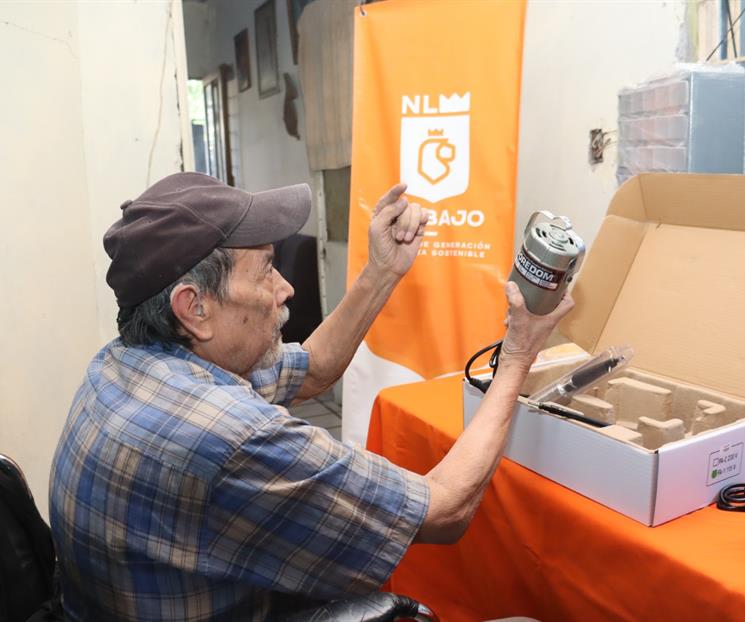 Entregan equipamiento a artesano Entregan equipamiento a artesano