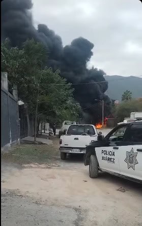 Una intensa movilización de los puestos de socorro se reportó en el municipio de Juárez, donde se reportó el incendio de una vivienda de madera que era utilizada como bodega clandestina de llantas y otros materiales.