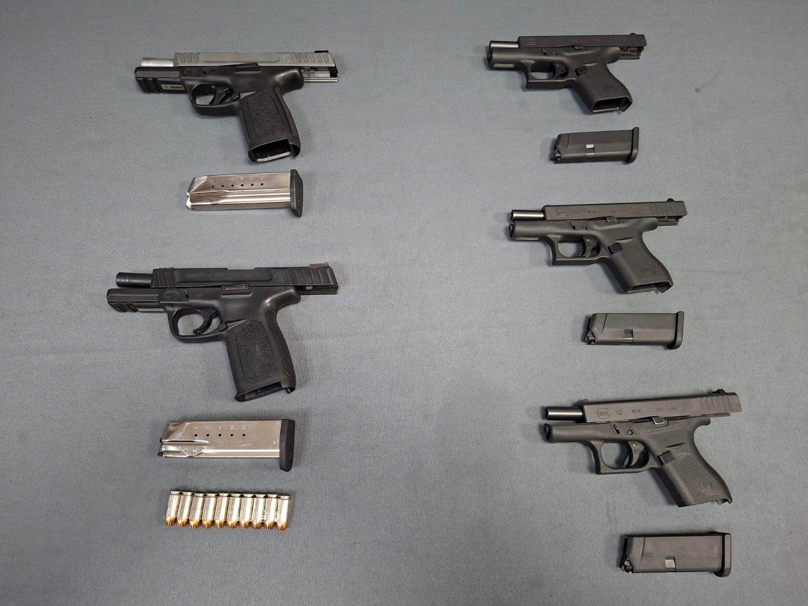 La Fiscalía General de la República, a través de la Fiscalía Especializada de Control Regional en el estado de Nuevo León, inició una carpeta de investigación derivado de la puesta a disposición de armas y una persona detenida por elementos de la Policía Federal Ministerial, de la Agencia de Investigación Criminal.