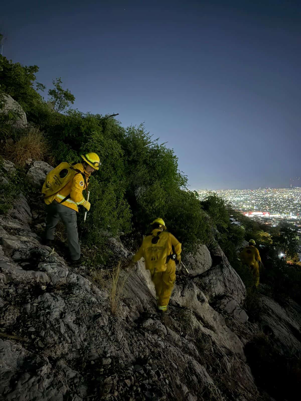 Un incendio en la parte alta del cerro del Topo Chico, provocó la movilización de cuerpos de auxilio, al norte de la ciudad.