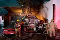 Arde negocio de chatarra