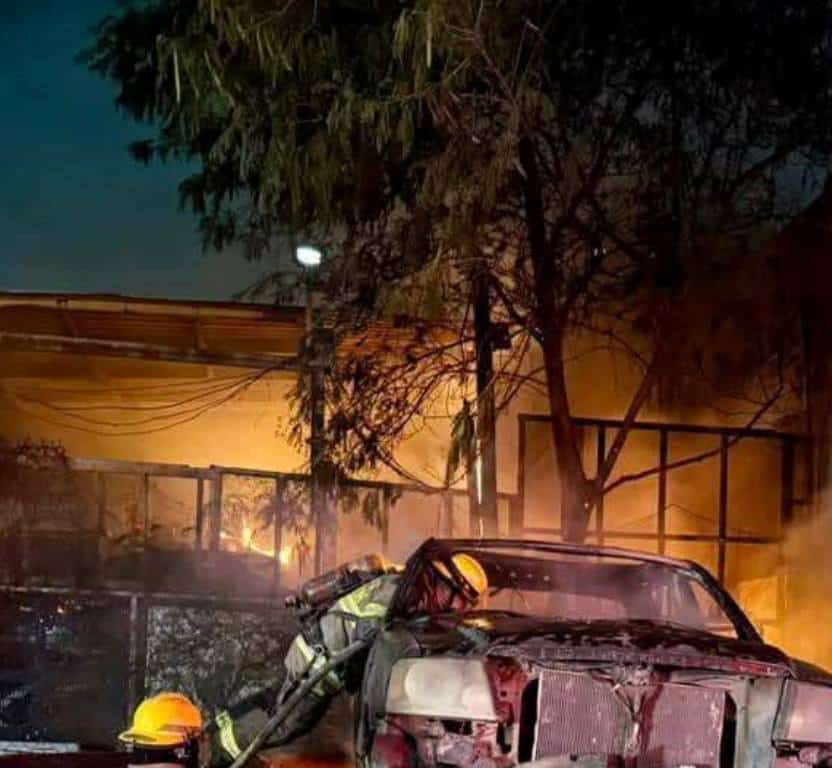 Un negocio de compra venta de chatarra, terminó totalmente destruido al producirse un incendio, que afectado también varios vehículos estacionados afuera del local en el municipio de San Nicolás.