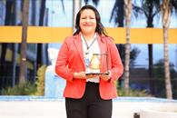 Obtiene Premio Mujeres en la Ciencia por investigación sobre abejas