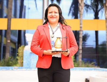 Obtiene Premio Mujeres en la Ciencia por investigación sobre abejas