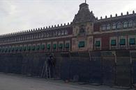 Blindan Palacio Nacional con vallas de tres metros
