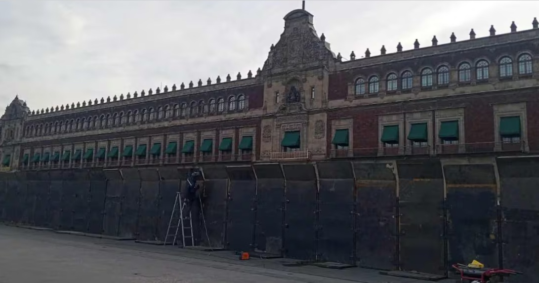 Blindan Palacio Nacional con vallas de tres metros