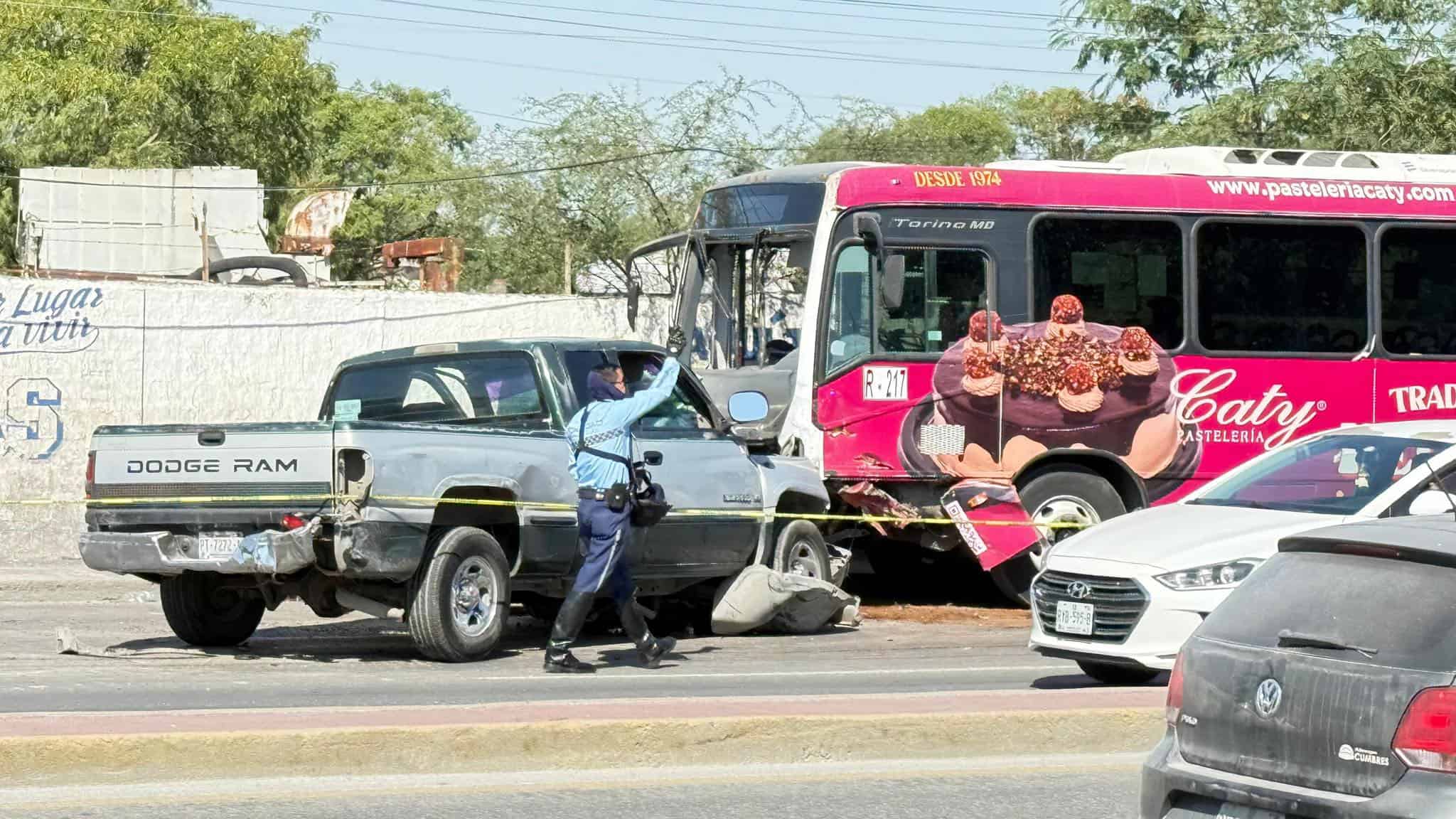 El conductor de una camioneta perdió la vida, después de brincar el camellón central de la Avenida Rómulo Garza y estrellarse contra un camión urbano en el municipio de San Nicolás.