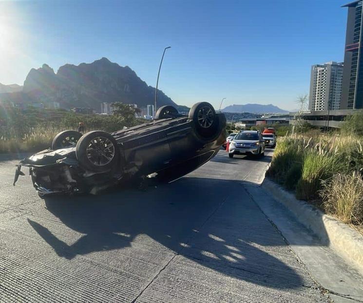 Vuelca en su auto tras choque Vuelca en su auto tras choque