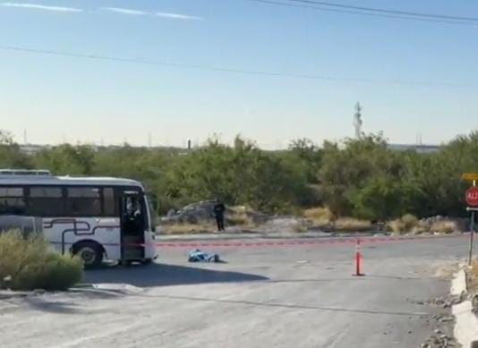 Muere motociclista tras estrellarse contra transporte en Zuazua
