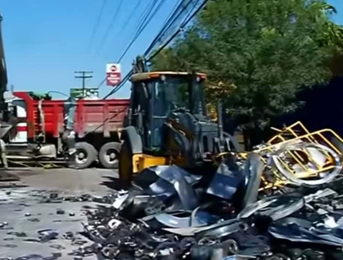Todo un caos vehicular, es que el causó un camión cargado con varias toneladas de chatarra, que volcó sobre la avenida Miguel Alemán, al chocar contra varios vehículos en el municipio de Apodaca.