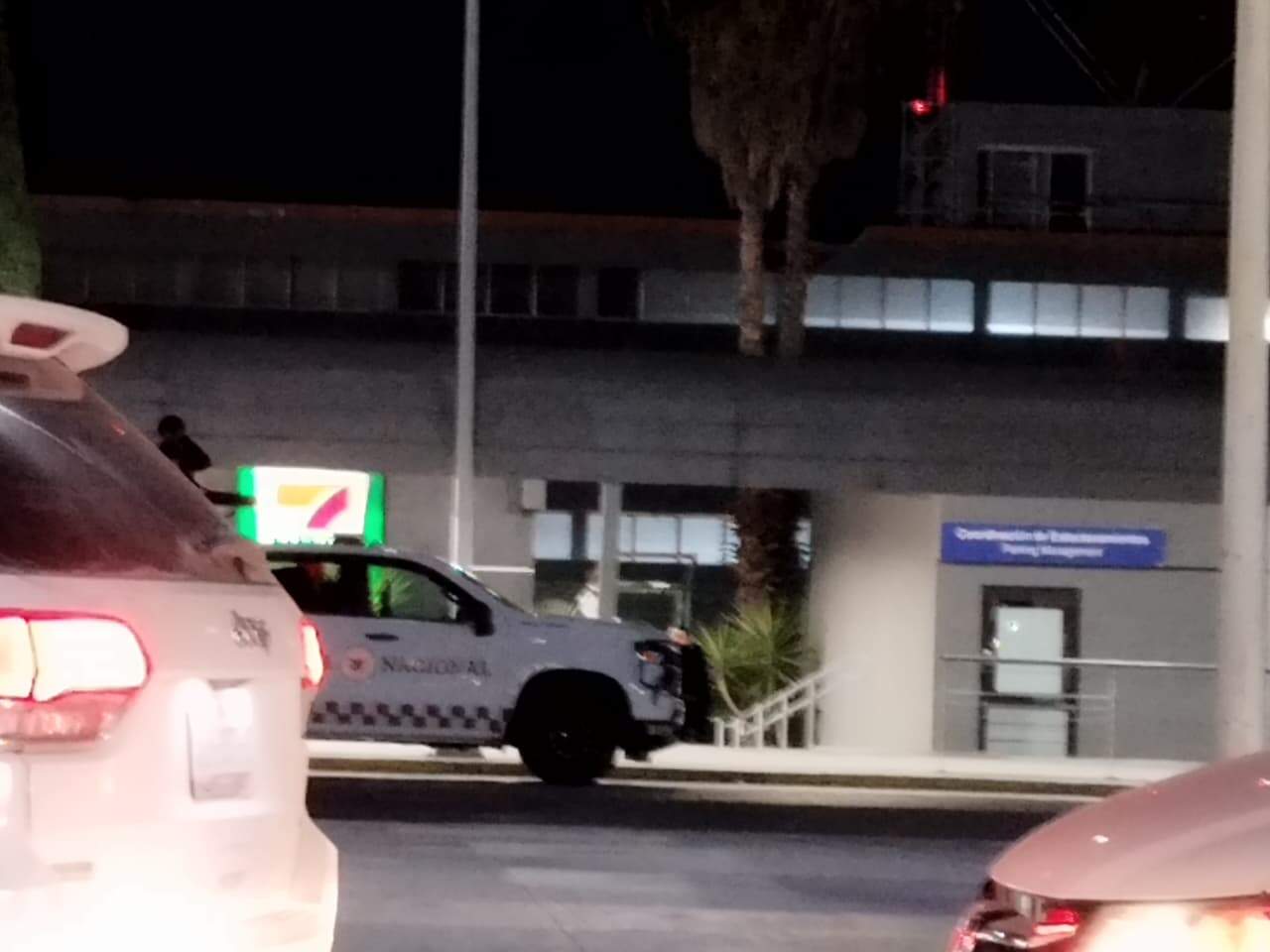 La amenaza de un pasajero que llevaba un presunto artefacto explosivo o un arma de fuego, en un vuelo comercial que se desplazaba de Tijuana a Veracruz, obligó a que aterrizara en el Aeropuerto Internacional de Monterrey.