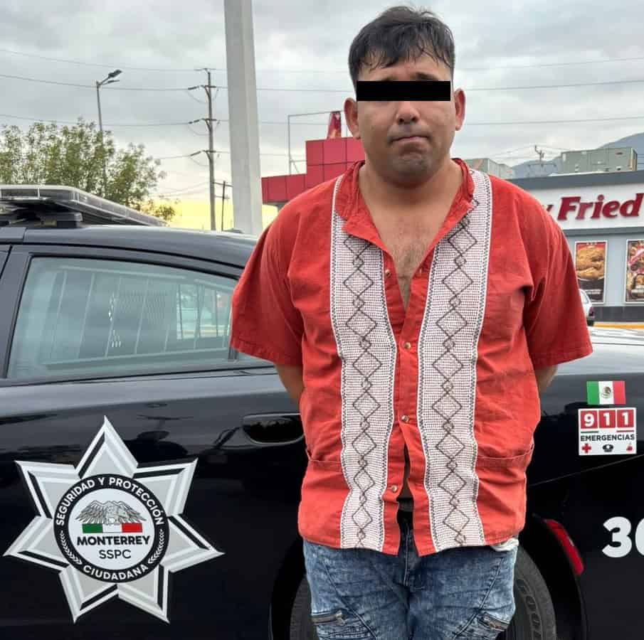 Un hombre fue detenido por oficiales de la Policía de Monterrey, al presuntamente encontrarle un arma de fuego y una bolsa con hierba verde con las características de la mariguana, en el Fraccionamiento Bernardo Reyes.