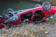 Vuelca auto y cae a arroyo en Cadereyta; hay 3 heridos