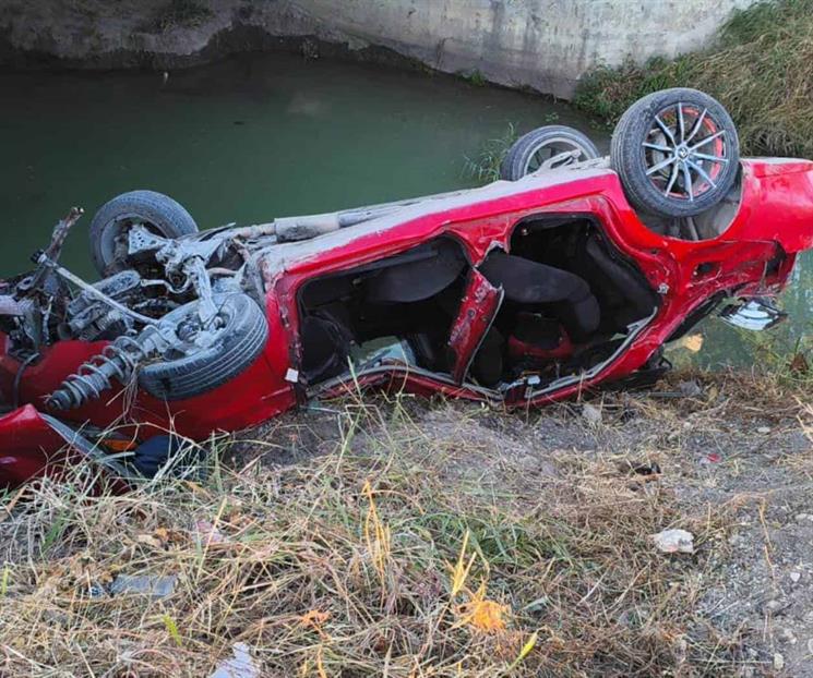 Vuelca auto y cae a arroyo en Cadereyta; hay 3 heridos