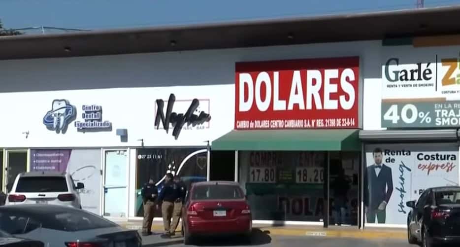 Dos delincuentes cometieron un robo millonario, en una casa de cambio ubicada en la colonia Contry de Monterrey, luego de realizar un boquete en un local adjunto de una plaza comercial.