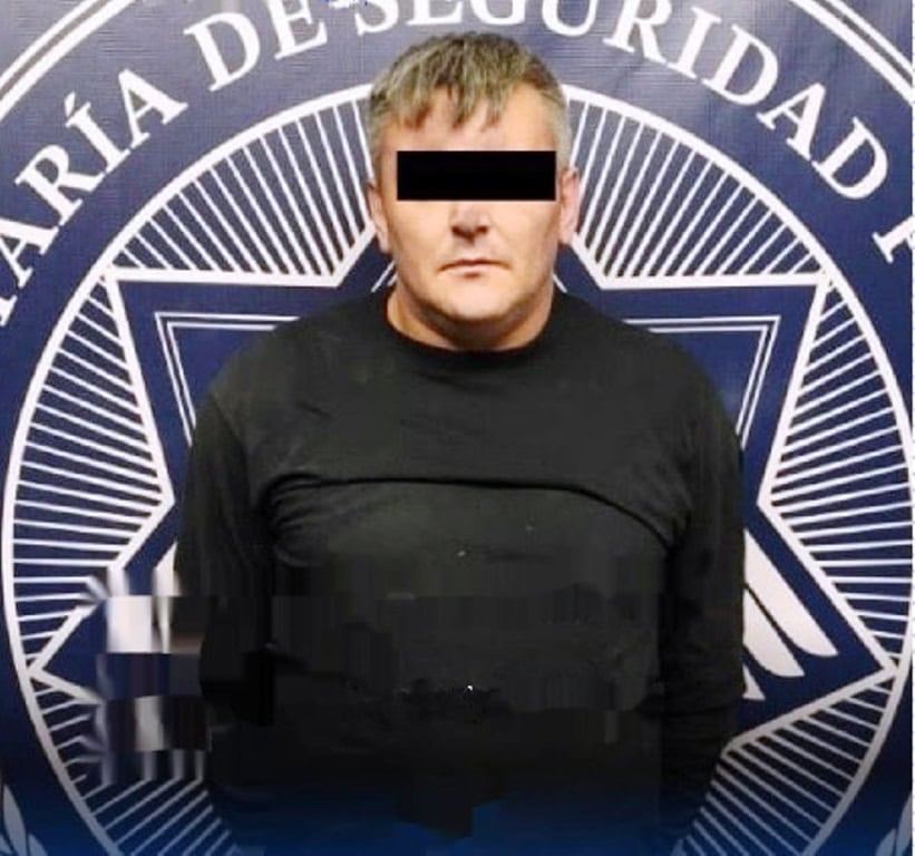 Elementos de la policía preventiva de San Pedro, lograron la detención de un hombre que fue sorprendido portando una pistola, en el estacionamiento de un centro comercial en San Pedro.