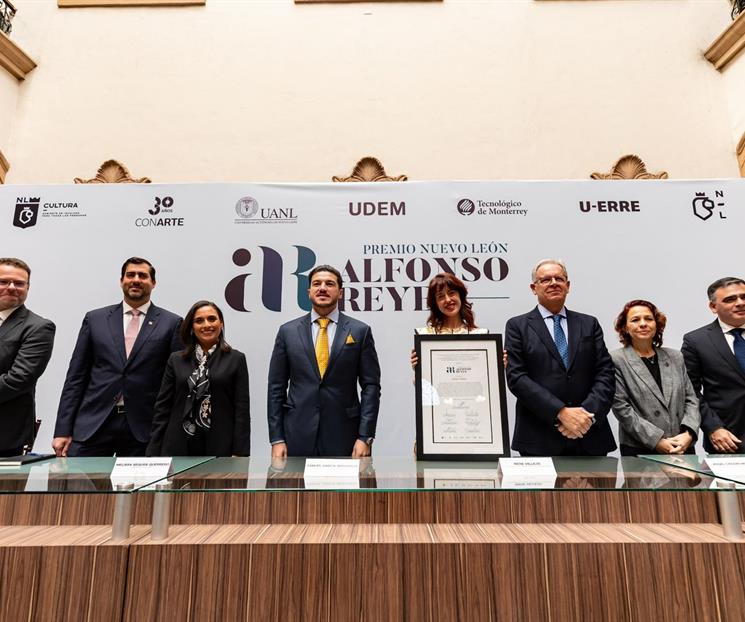 Entregan a Irene Vallejo el Premio Nuevo León "Alfonso Reyes"