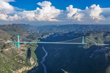 Colapsa puente gigante en China
