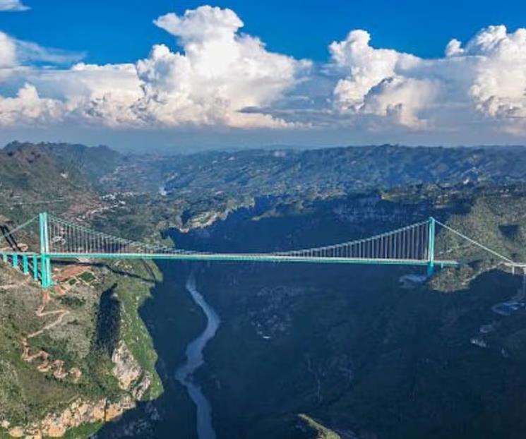 Colapsa puente gigante en China