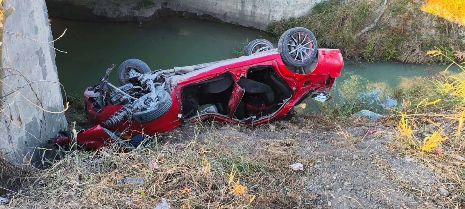 La caída un vehículo de un puente a un arroyo donde terminó volcado, dejó al conductor y sus dos acompañantes lesionados, ayer en el municipio de Cadereyta Jiménez.