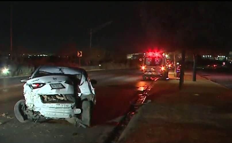 Al menos dos lesionados dejó un choque carambola entre tres vehículos, la noche del martes en la Autopista al Aeropuerto, municipio de Apodaca.