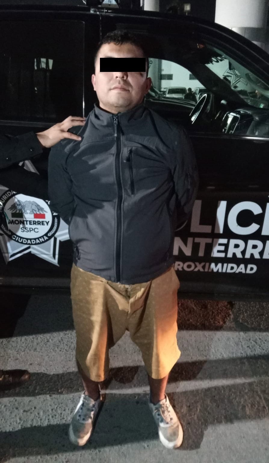 Después de que presuntamente agrediera a su esposa a golpes y patadas, un hombre fue detenido por elementos de la Policía de Monterrey, en la Colonia Obrera.