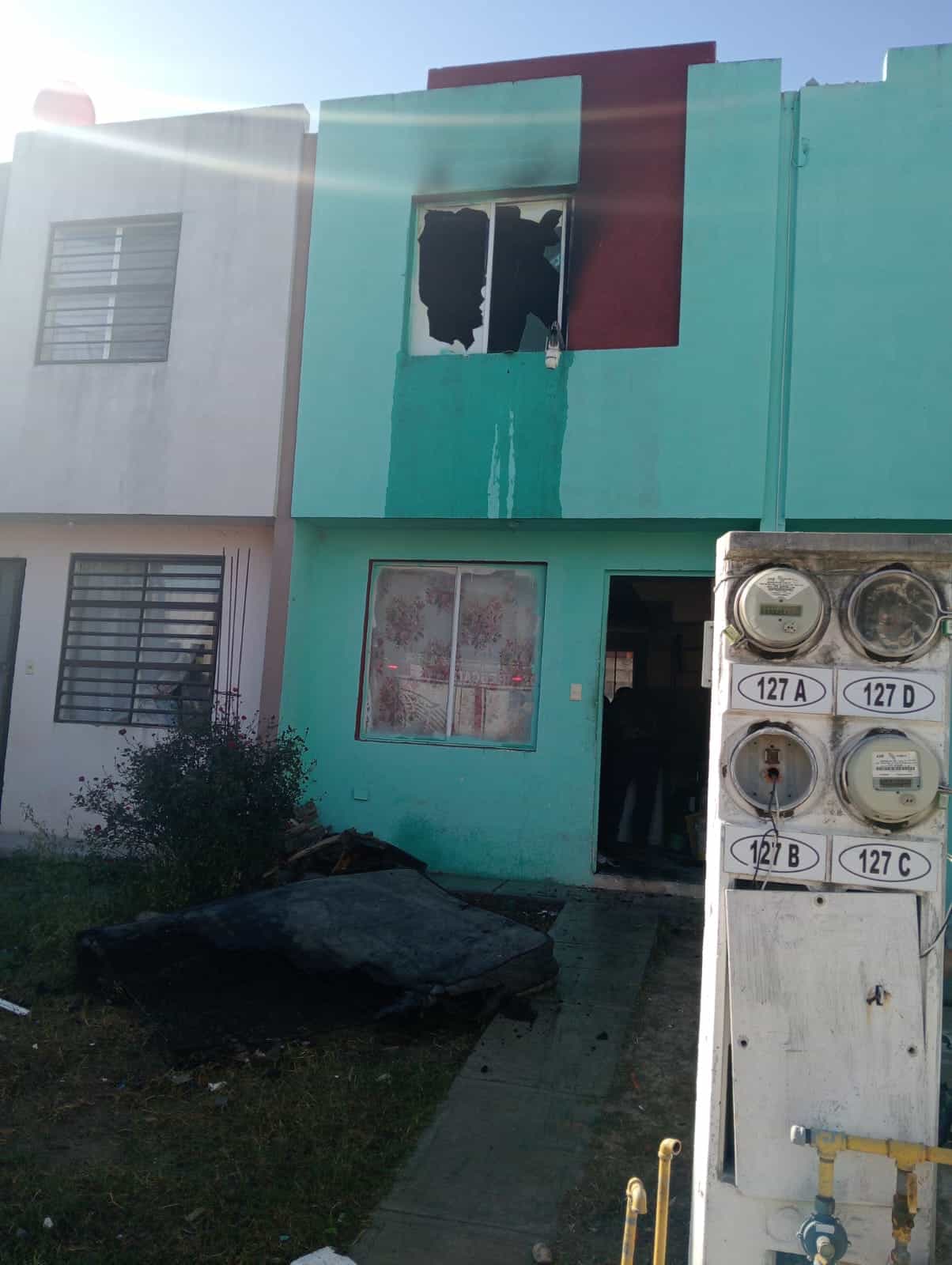 Una vivienda que era utilizada como taller de reparación de aparatos electrónicos, se incendió en el municipio de Cadereyta, al producirse un corto circuito en una de las recamaras.