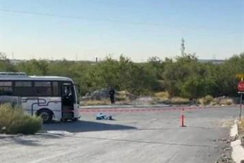 Muere al chocar su moto contra camión