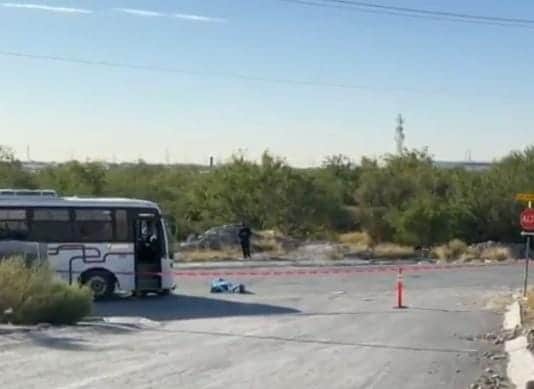 Muere al chocar su moto contra camión