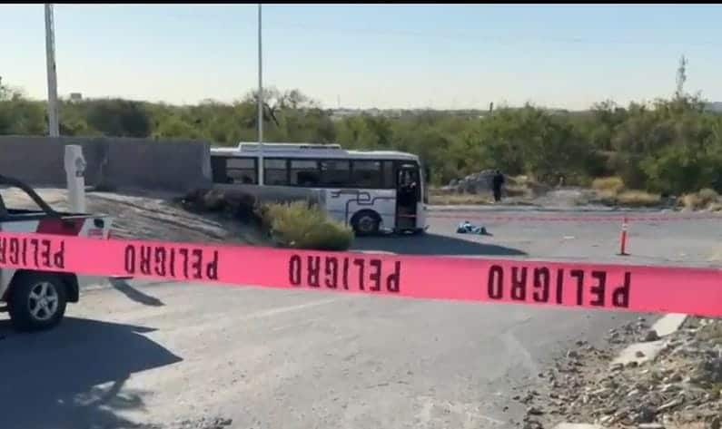 El conductor de una motocicleta falleció luego de estrellarse contra un transporte de personal, ayer en el municipio de Zuazua.
