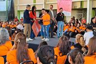 Entrega Alejandra Morales tarjetas de ´Ayudamos a las Mujeres´ Entrega Alejandra Morales tarjetas de ´Ayudamos a las Mujeres´