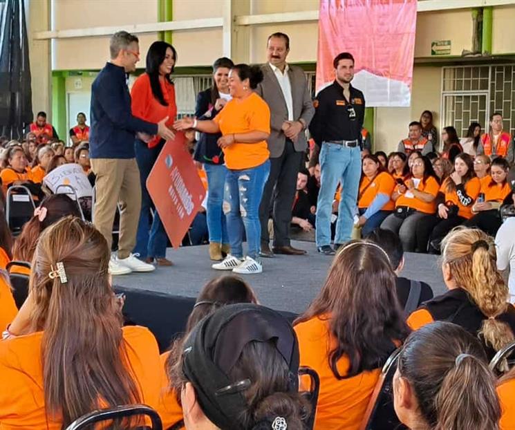 Entrega Alejandra Morales tarjetas de ´Ayudamos a las Mujeres´