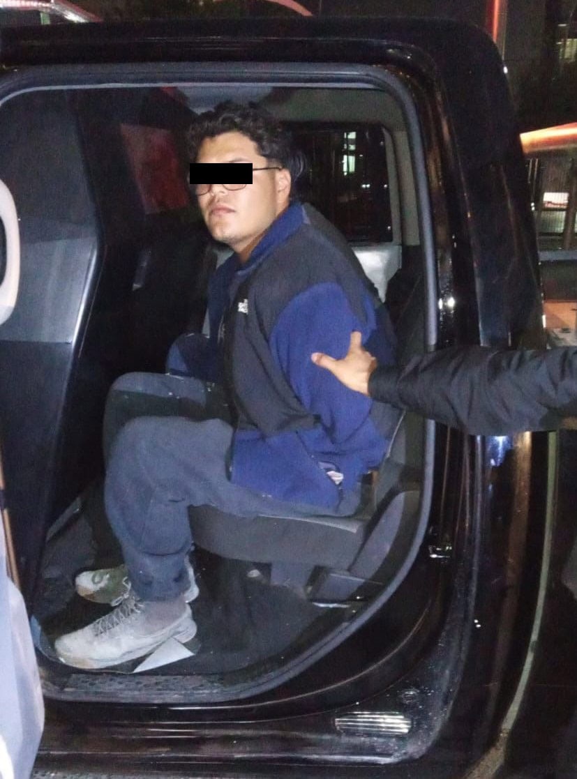 A unos minutos de asaltar a una mujer, los presuntos responsables fueron arrestados por elementos de la Policía de Monterrey tras ser denunciados por la afectada mediante un botón de alerta, la madrugada de ayer en la Colonia Acero.