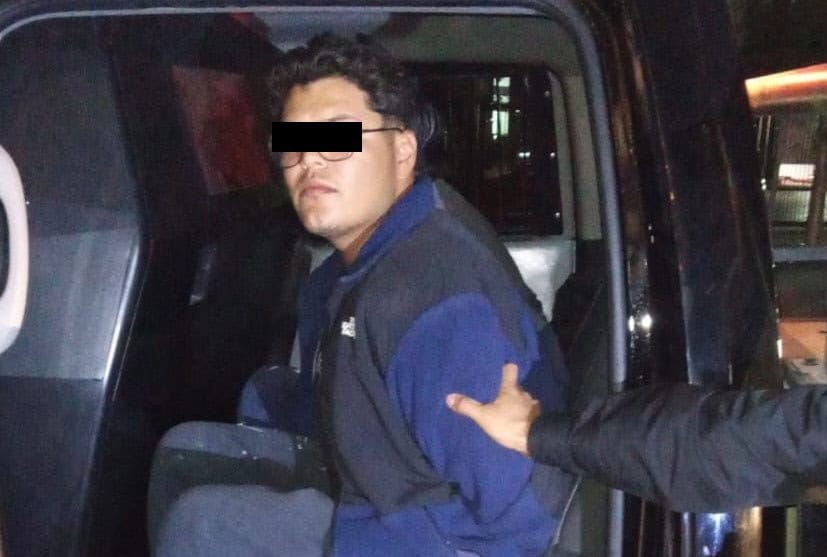 Asaltan a mujer y los detienen Asaltan a mujer y los detienen