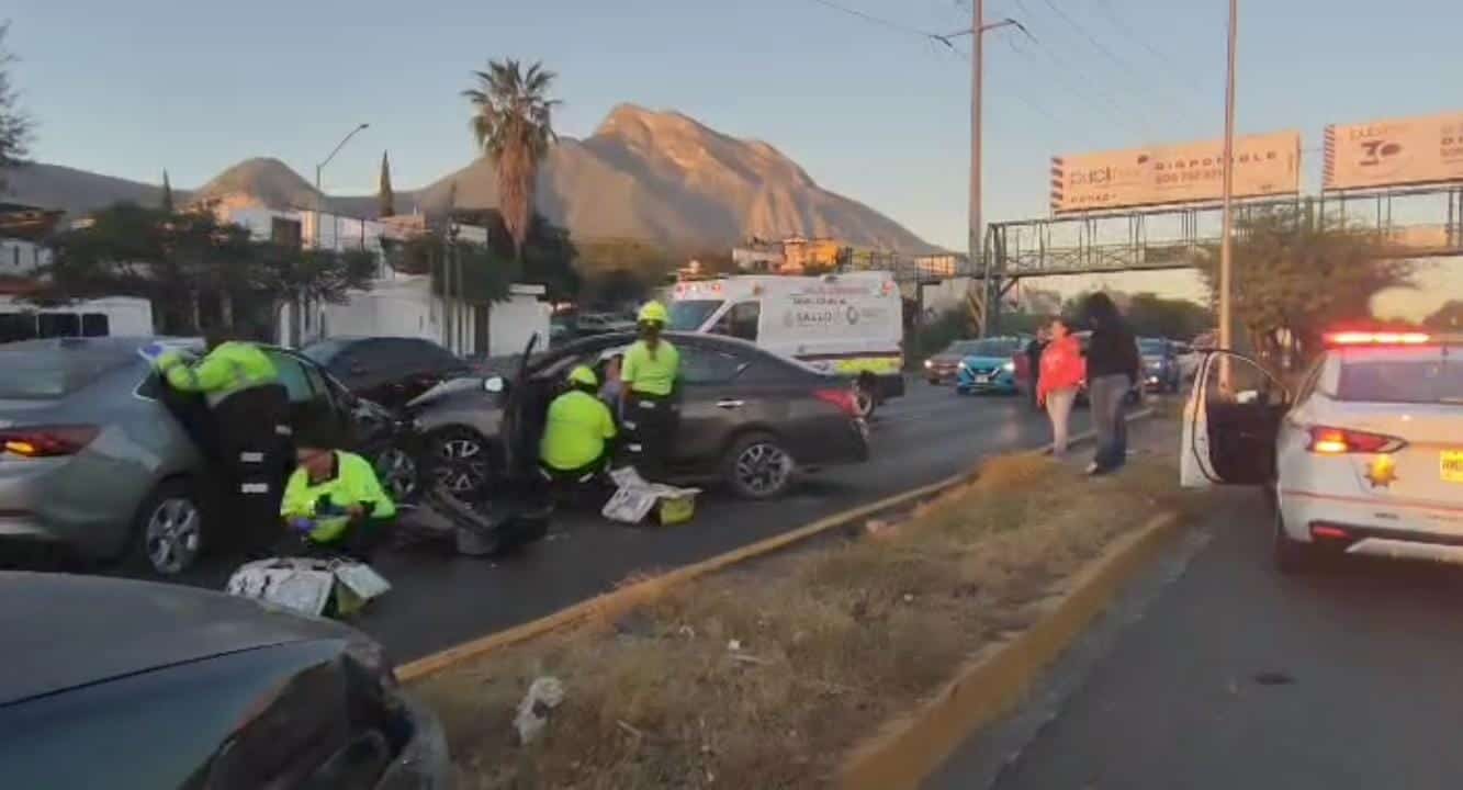 Un choque carambola entre tres vehículos, dejó a los conductores lesionados, ayer en el municipio de Guadalupe.