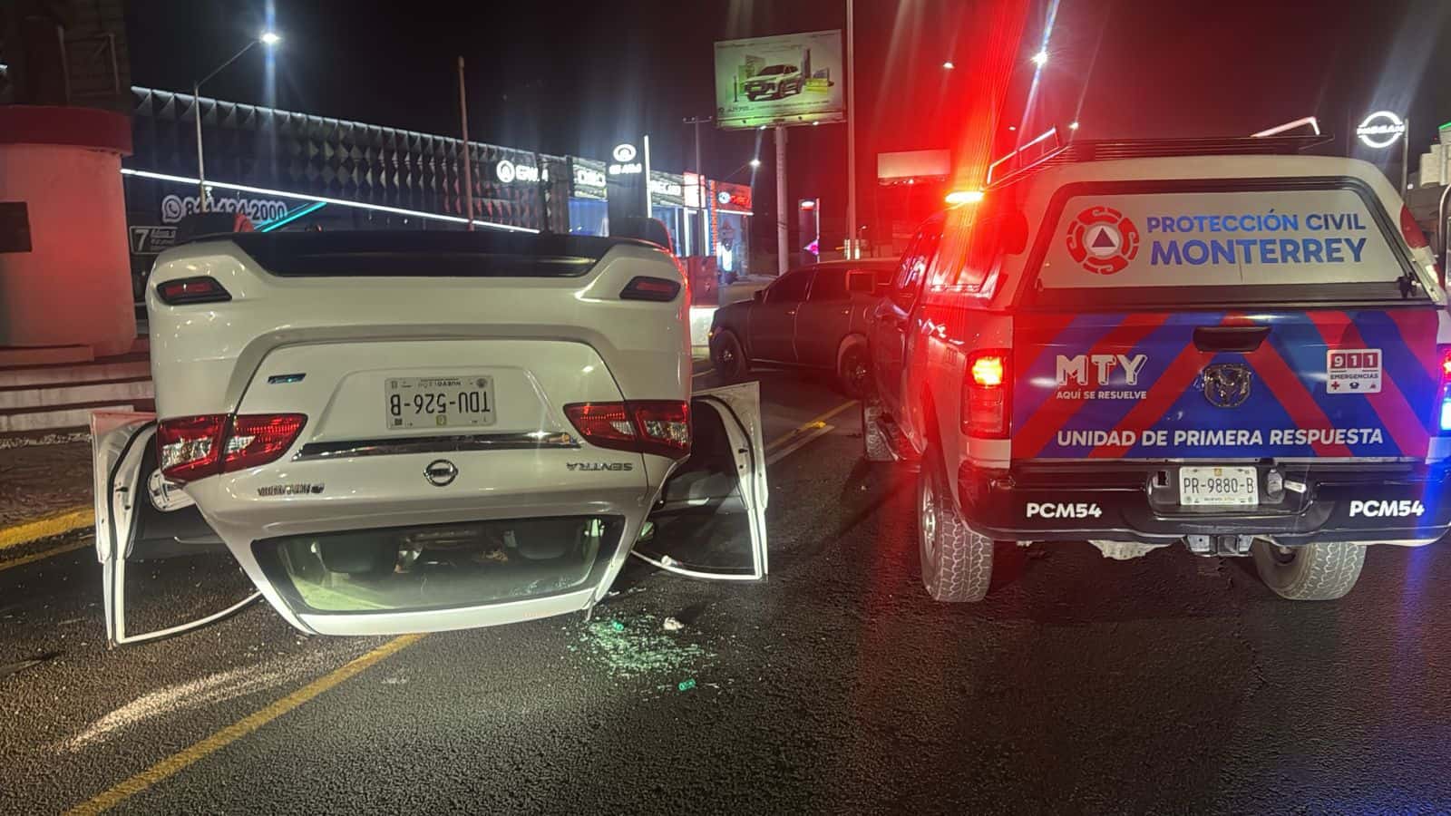 El conductor de un vehículo resultó lesionado tras volcarse luego de sufrir un ataque de epilepsia, la noche del miércoles en la Avenida Gonzalitos, Mitras Sur, en Monterrey.