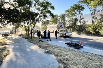 Impacta moto contra tráiler