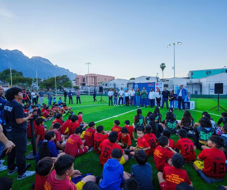 Entrega Adrián rehabilitación de cancha en Valle Infonavit