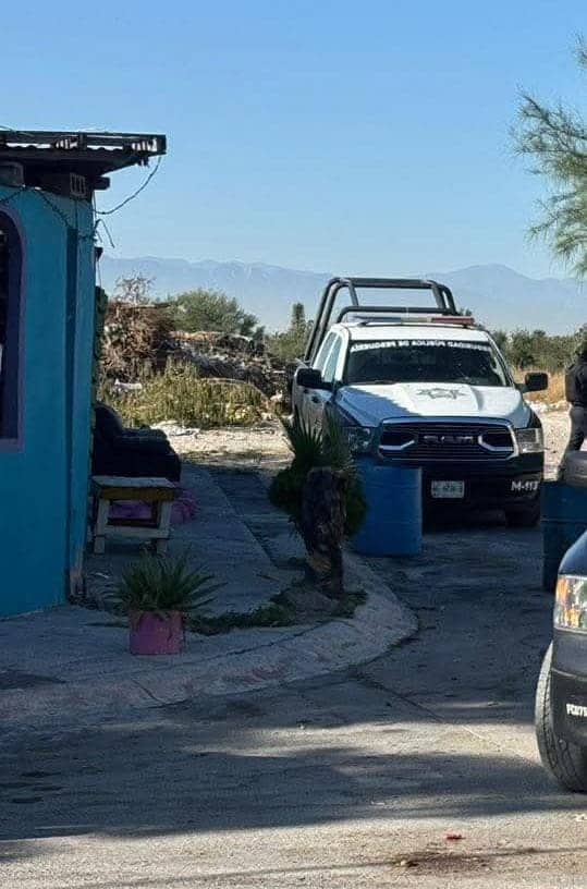 El cadáver de un hombre desnudo,amarrado de manos y pies, sobre bolsas de plástico negras, fue encontrado ayer en una brecha del municipio de Pesquería.