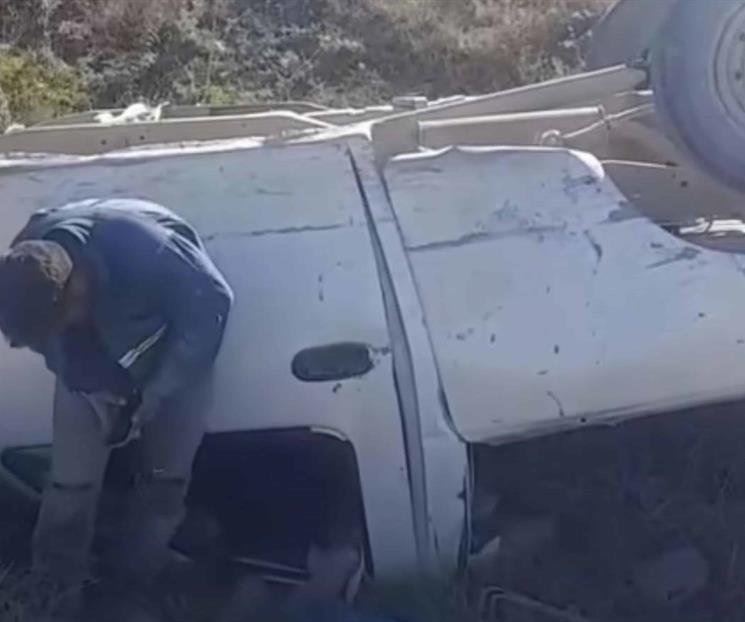 Vuelca camioneta en la Nacional