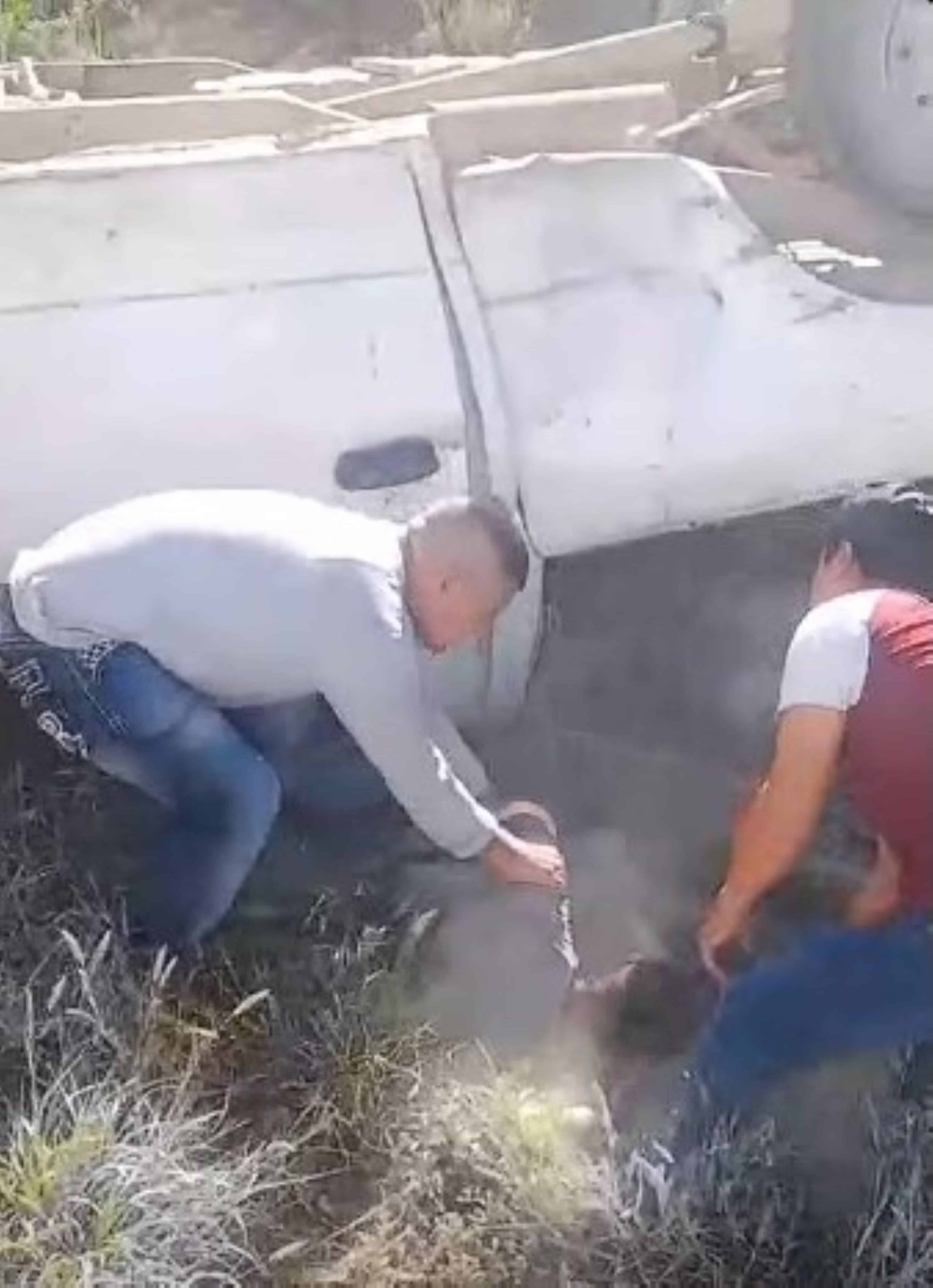 Dos trabajadores de una empresa constructora, terminaron con lesiones graves, al volcar su camioneta, en un tramo de la carretera nacional, en el municipio de Montemorelos.