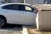 Estrella su auto contra cisterna