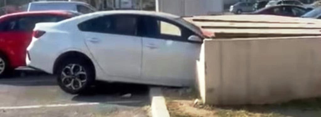 Estrella su auto contra cisterna