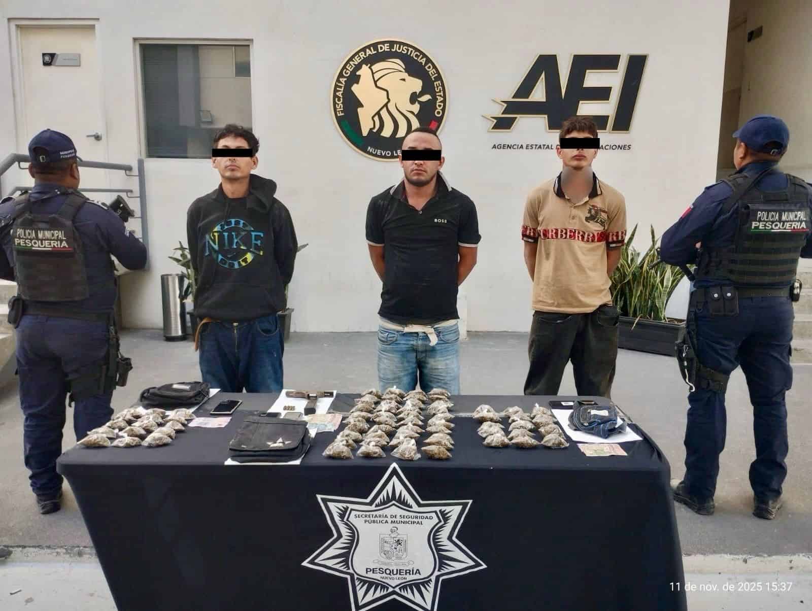 Tres sujetos que se encontraban realizando desmanes en la vía pública, fueron detenidos por oficiales de la policía de Pesquería al hallarles diversas dosis de droga y un arma de fuego.